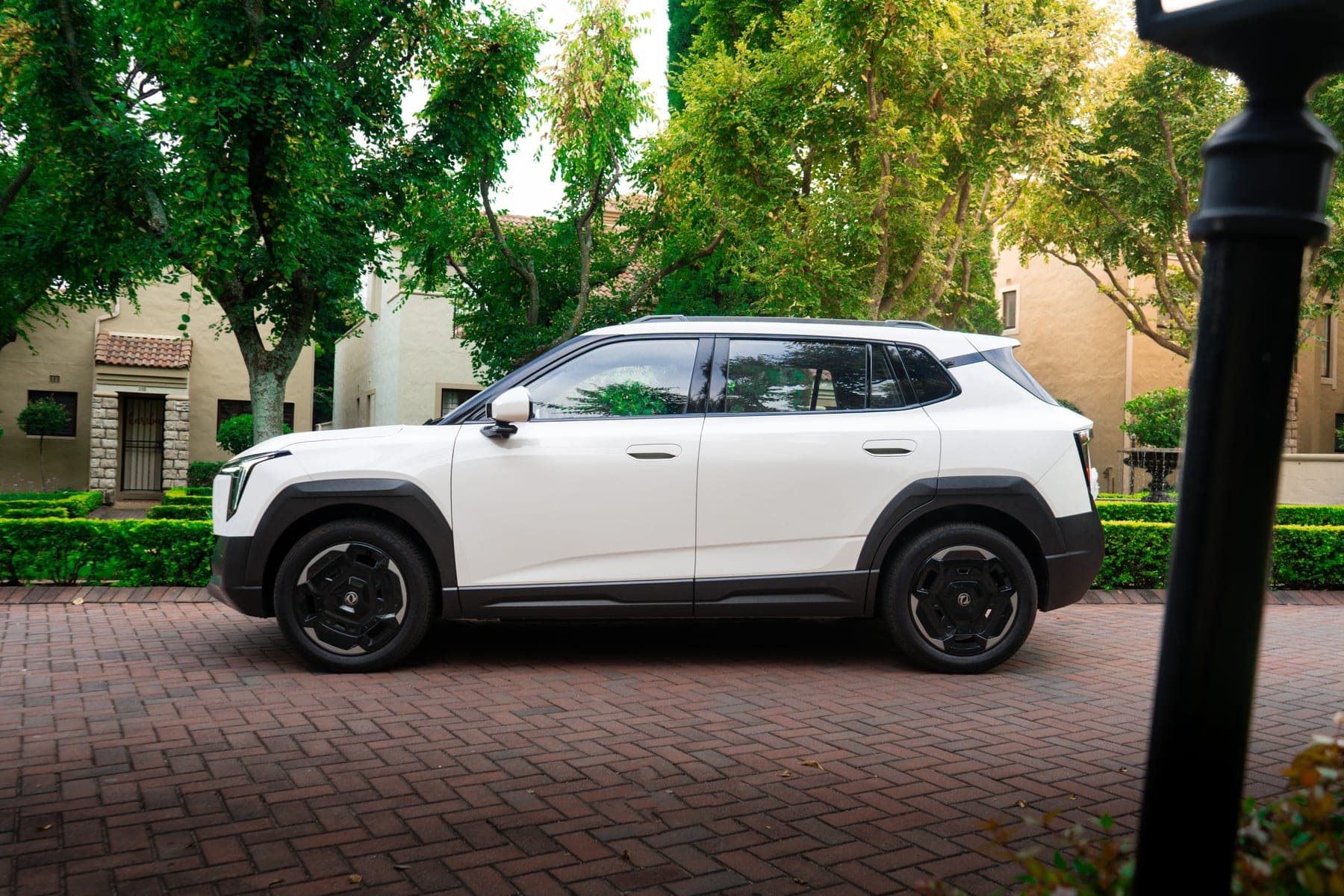 Dongfeng 06 — side profile on location