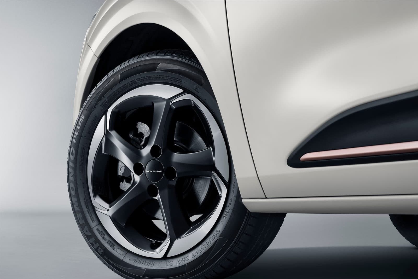 Dongfeng BOX — alloy wheel close-up detail