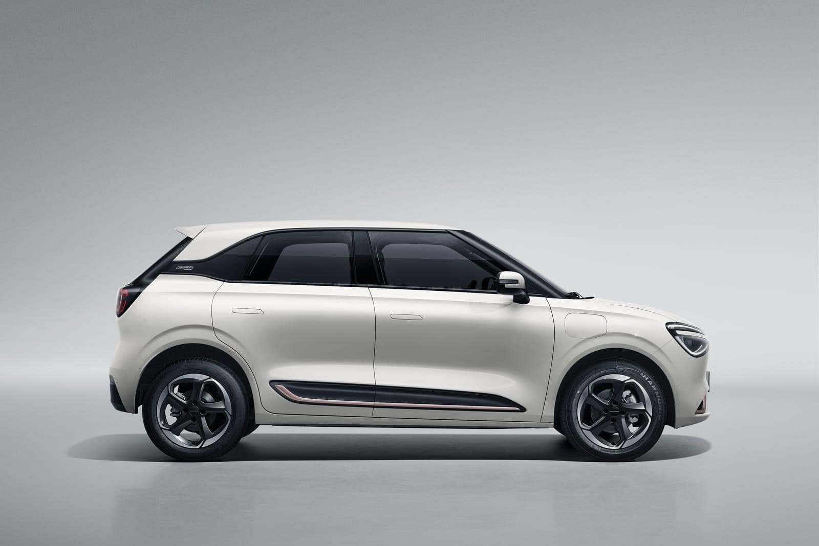Dongfeng BOX — full side profile, white