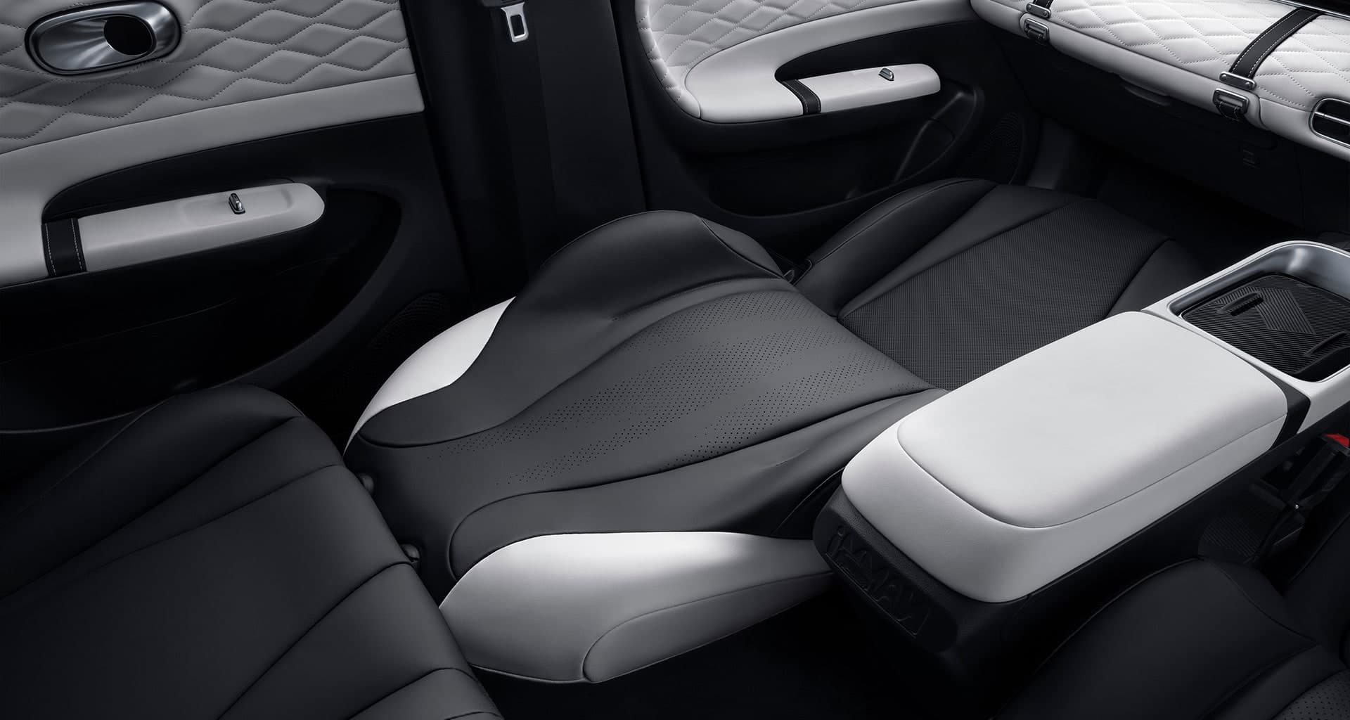 Dongfeng BOX — front seats fold down to form a flatbed
